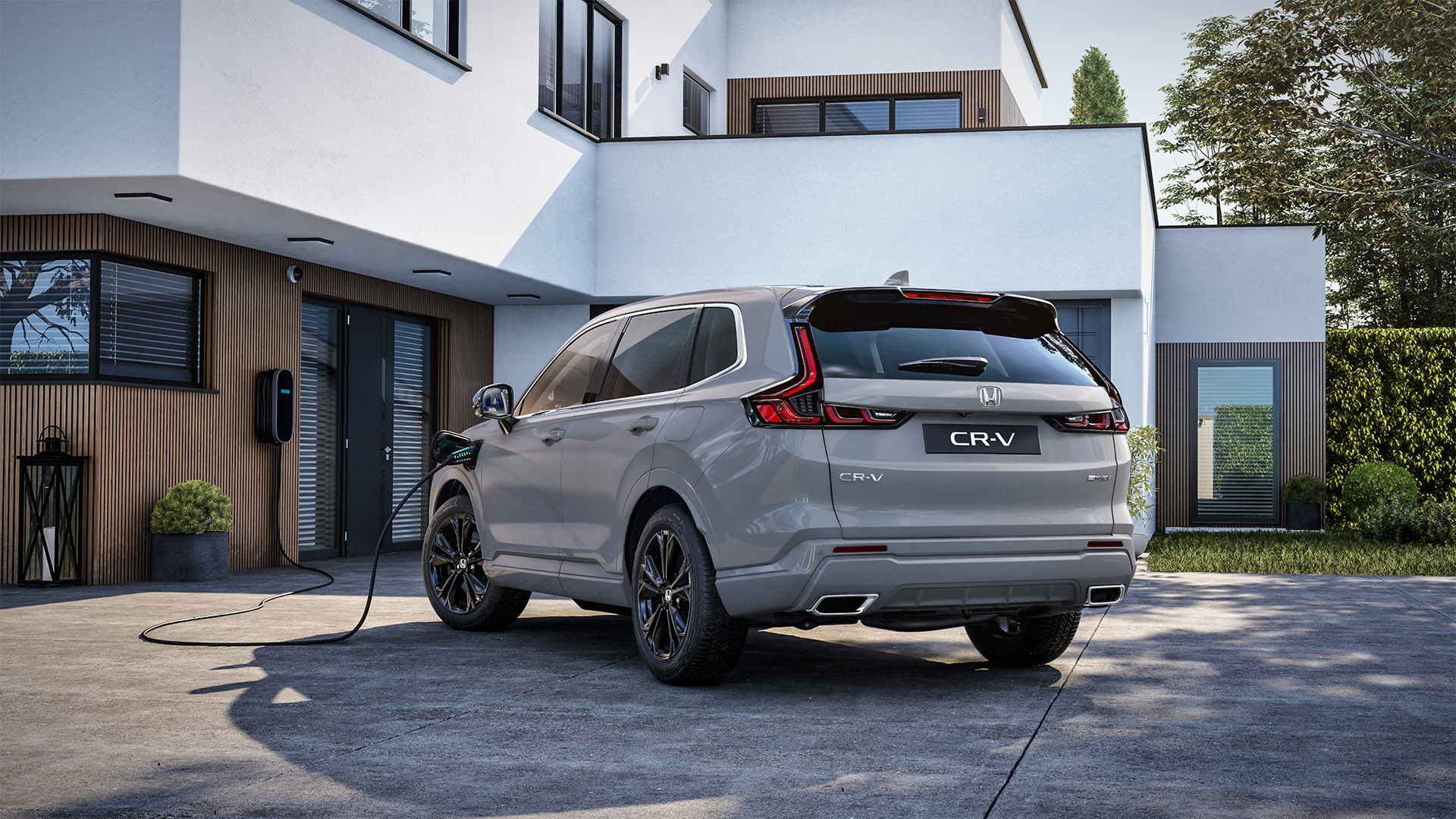 szürke színű plug-in cr-v parkol